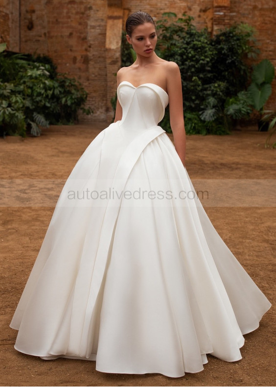 Strapless Sweetheart Neck Ivory Pleated Satin Wedding Dress